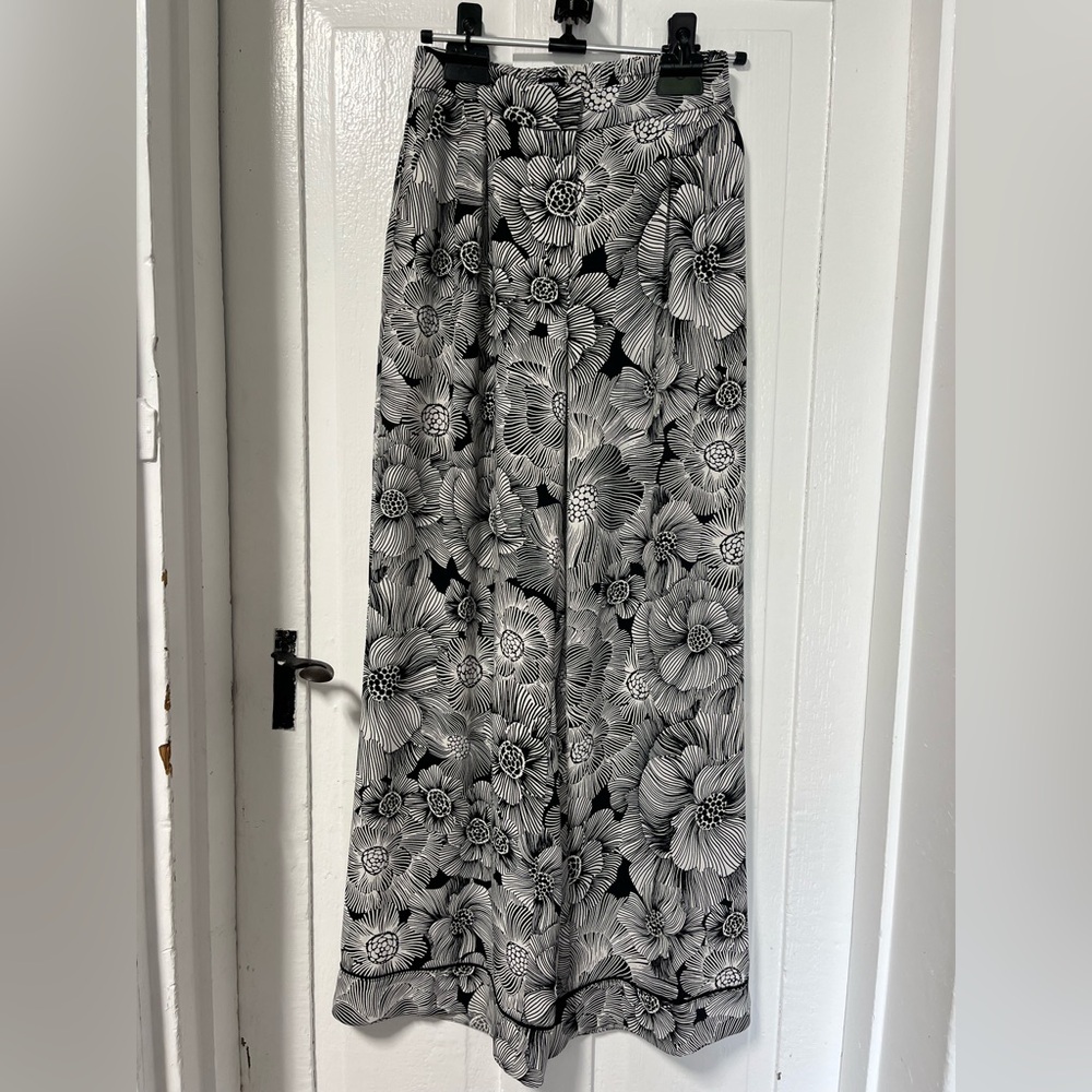 Express Stylist Super High Waisted Pleated Wide Leg Pant Floral Pant size 6 - Picture 4 of 11